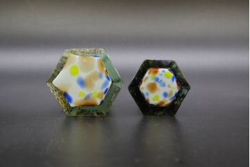 昭和レトロ　戦前　大正　置くだけでお部屋のアクセントになる古いマーブルガラス花瓶2個セット(六角、一輪挿し、花入、花器、硝子)(R-076605)
