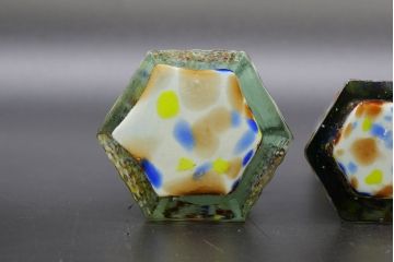 昭和レトロ　戦前　大正　置くだけでお部屋のアクセントになる古いマーブルガラス花瓶2個セット(六角、一輪挿し、花入、花器、硝子)(R-076605)