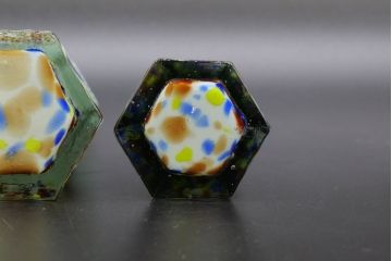 昭和レトロ　戦前　大正　置くだけでお部屋のアクセントになる古いマーブルガラス花瓶2個セット(六角、一輪挿し、花入、花器、硝子)(R-076605)