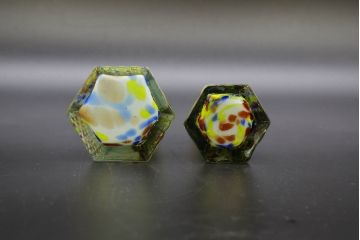 昭和レトロ　戦前　大正　置くだけでお部屋のアクセントになる古いマーブルガラス花瓶2個セット(六角、一輪挿し、花入、花器、硝子)(R-076606)