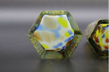 昭和レトロ　戦前　大正　置くだけでお部屋のアクセントになる古いマーブルガラス花瓶2個セット(六角、一輪挿し、花入、花器、硝子)(R-076606)