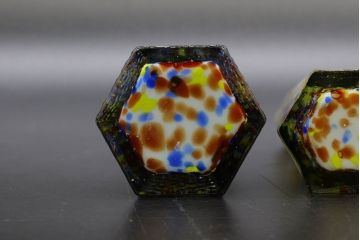 昭和レトロ　戦前　大正　置くだけでお部屋のアクセントになる古いマーブルガラス花瓶2個セット(六角、一輪挿し、花入、花器、硝子)(R-076607)
