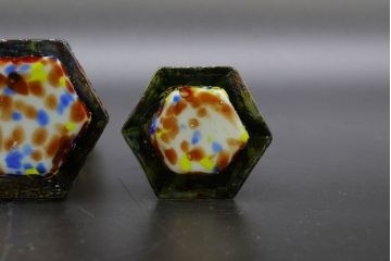 昭和レトロ　戦前　大正　置くだけでお部屋のアクセントになる古いマーブルガラス花瓶2個セット(六角、一輪挿し、花入、花器、硝子)(R-076607)