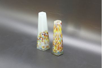 昭和レトロ　戦前　大正　置くだけでお部屋のアクセントになる古いマーブルガラス花瓶2個セット(六角、一輪挿し、花入、花器、硝子)(R-076608)