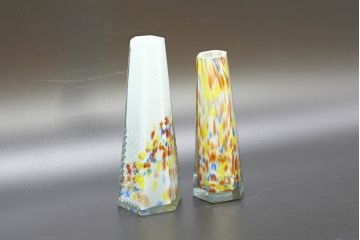 昭和レトロ　戦前　大正　置くだけでお部屋のアクセントになる古いマーブルガラス花瓶2個セット(六角、一輪挿し、花入、花器、硝子)(R-076608)