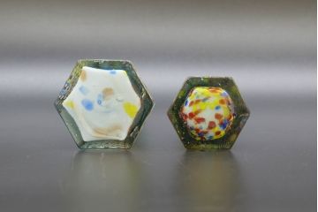 昭和レトロ　戦前　大正　置くだけでお部屋のアクセントになる古いマーブルガラス花瓶2個セット(六角、一輪挿し、花入、花器、硝子)(R-076608)