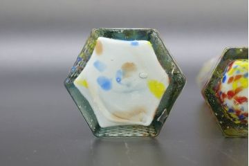 昭和レトロ　戦前　大正　置くだけでお部屋のアクセントになる古いマーブルガラス花瓶2個セット(六角、一輪挿し、花入、花器、硝子)(R-076608)