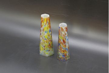 昭和レトロ　戦前　大正　置くだけでお部屋のアクセントになる古いマーブルガラス花瓶2個セット(六角、一輪挿し、花入、花器、硝子)(R-076609)