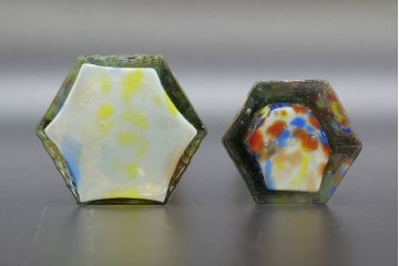 昭和レトロ　戦前　大正　置くだけでお部屋のアクセントになる古いマーブルガラス花瓶2個セット(六角、一輪挿し、花入、花器、硝子)(R-076609)