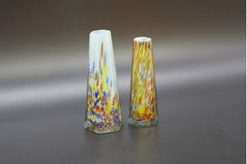 昭和レトロ　戦前　大正　置くだけでお部屋のアクセントになる古いマーブルガラス花瓶2個セット(六角、一輪挿し、花入、花器、硝子)(R-076610)