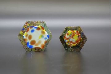 昭和レトロ　戦前　大正　置くだけでお部屋のアクセントになる古いマーブルガラス花瓶2個セット(六角、一輪挿し、花入、花器、硝子)(R-076610)