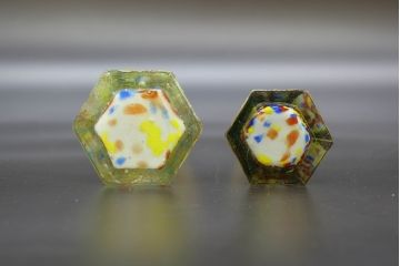 昭和レトロ　戦前　大正　置くだけでお部屋のアクセントになる古いマーブルガラス花瓶2個セット(六角、一輪挿し、花入、花器、硝子)(R-076613)
