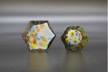 昭和レトロ　戦前　大正　置くだけでお部屋のアクセントになる古いマーブルガラス花瓶2個セット(六角、一輪挿し、花入、花器、硝子)(R-076614)