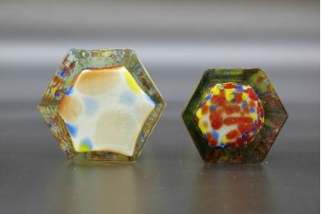 昭和レトロ　戦前　大正　置くだけでお部屋のアクセントになる古いマーブルガラス花瓶2個セット(六角、一輪挿し、花入、花器、硝子)(R-076615)