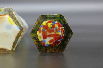 昭和レトロ　戦前　大正　置くだけでお部屋のアクセントになる古いマーブルガラス花瓶2個セット(六角、一輪挿し、花入、花器、硝子)(R-076615)
