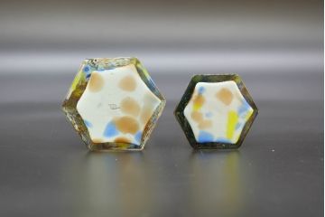 昭和レトロ　戦前　大正　置くだけでお部屋のアクセントになる古いマーブルガラス花瓶2個セット(六角、一輪挿し、花入、花器、硝子)(R-076616)