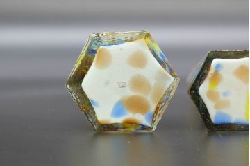 昭和レトロ　戦前　大正　置くだけでお部屋のアクセントになる古いマーブルガラス花瓶2個セット(六角、一輪挿し、花入、花器、硝子)(R-076616)