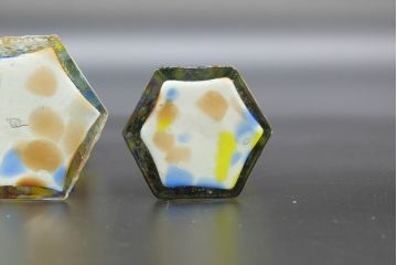 昭和レトロ　戦前　大正　置くだけでお部屋のアクセントになる古いマーブルガラス花瓶2個セット(六角、一輪挿し、花入、花器、硝子)(R-076616)