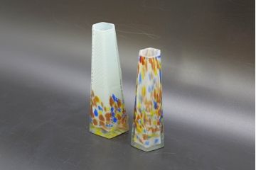 昭和レトロ　戦前　大正　置くだけでお部屋のアクセントになる古いマーブルガラス花瓶2個セット(六角、一輪挿し、花入、花器、硝子)(R-076617)
