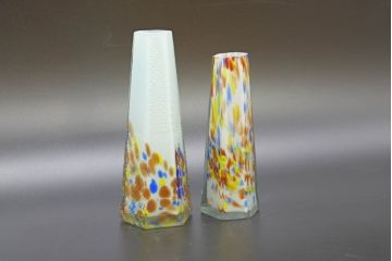昭和レトロ　戦前　大正　置くだけでお部屋のアクセントになる古いマーブルガラス花瓶2個セット(六角、一輪挿し、花入、花器、硝子)(R-076617)
