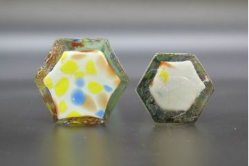昭和レトロ　戦前　大正　置くだけでお部屋のアクセントになる古いマーブルガラス花瓶2個セット(六角、一輪挿し、花入、花器、硝子)(R-076617)