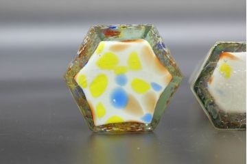 昭和レトロ　戦前　大正　置くだけでお部屋のアクセントになる古いマーブルガラス花瓶2個セット(六角、一輪挿し、花入、花器、硝子)(R-076617)