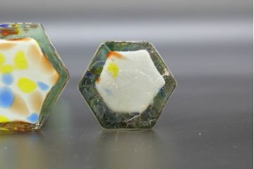 昭和レトロ　戦前　大正　置くだけでお部屋のアクセントになる古いマーブルガラス花瓶2個セット(六角、一輪挿し、花入、花器、硝子)(R-076617)
