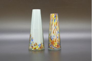 昭和レトロ　戦前　大正　置くだけでお部屋のアクセントになる古いマーブルガラス花瓶2個セット(六角、一輪挿し、花入、花器、硝子)(R-076618)