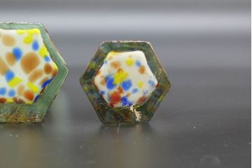 昭和レトロ　戦前　大正　置くだけでお部屋のアクセントになる古いマーブルガラス花瓶2個セット(六角、一輪挿し、花入、花器、硝子)(R-076618)