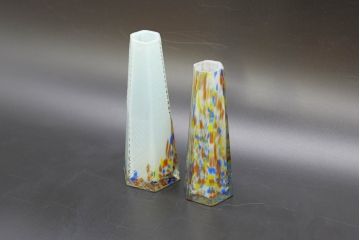 昭和レトロ　戦前　大正　置くだけでお部屋のアクセントになる古いマーブルガラス花瓶2個セット(六角、一輪挿し、花入、花器、硝子)(R-076621)