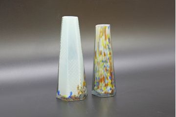昭和レトロ　戦前　大正　置くだけでお部屋のアクセントになる古いマーブルガラス花瓶2個セット(六角、一輪挿し、花入、花器、硝子)(R-076621)