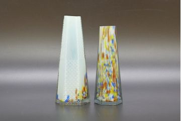 昭和レトロ　戦前　大正　置くだけでお部屋のアクセントになる古いマーブルガラス花瓶2個セット(六角、一輪挿し、花入、花器、硝子)(R-076621)