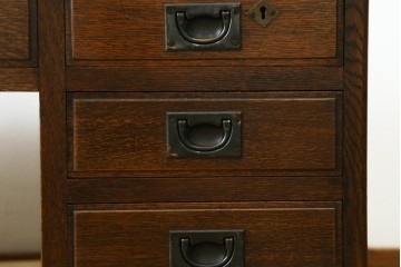 和製アンティーク　ナラ材　上手物の高級品!埋め込み取っ手など凝った造りの片袖机　(R-076625)