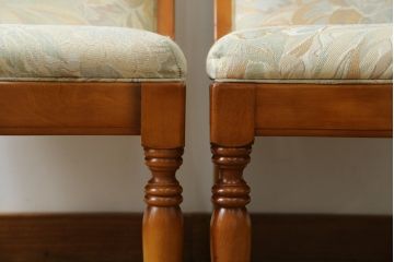 中古　横浜ダニエル(daniel)　LD(エルディー)シリーズ　A-543　品のある佇まいが素敵なチェア2脚セット(ダイニングチェア、椅子、バラ売り可能)(定価2脚で約50万円)(R-076628)