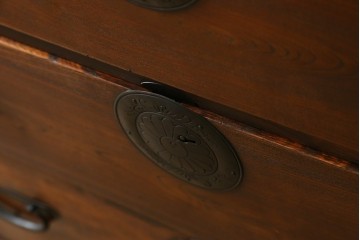 和製アンティーク　前面欅(ケヤキ)材　珍しい五丁引きの仙台箪笥　(R-076630)