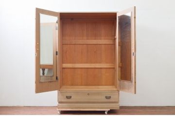 中古　伝統工芸士　中沢和夫作　意匠を凝らした金具が目を引く引き出し1杯付き加茂総桐箪笥ワードローブ(並厚、四方丸、総桐たんす、衣装箪笥、洋服タンス、収納棚、戸棚、バラ売り可能)(R-076638)