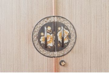 中古　伝統工芸士　中沢和夫作　意匠を凝らした金具が目を引く引き出し1杯付き加茂総桐箪笥ワードローブ(並厚、四方丸、総桐たんす、衣装箪笥、洋服タンス、収納棚、戸棚、バラ売り可能)(R-076638)