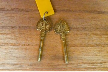 中古　伝統工芸士　中沢和夫作　意匠を凝らした金具が目を引く引き出し1杯付き加茂総桐箪笥ワードローブ(並厚、四方丸、総桐たんす、衣装箪笥、洋服タンス、収納棚、戸棚、バラ売り可能)(R-076638)