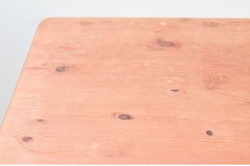中古　パイン無垢材　木の質感や木目を生かしたデザインが魅力的なダイニングテーブル(作業台、食卓、2人掛け、4人掛け)(R-076640)