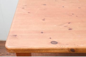 中古　パイン無垢材　木の質感や木目を生かしたデザインが魅力的なダイニングテーブル(作業台、食卓、2人掛け、4人掛け)(R-076640)
