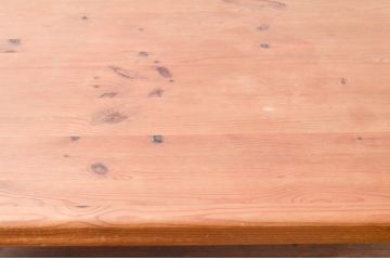 中古　パイン無垢材　木の質感や木目を生かしたデザインが魅力的なダイニングテーブル(作業台、食卓、2人掛け、4人掛け)(R-076640)