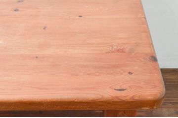 中古　パイン無垢材　木の質感や木目を生かしたデザインが魅力的なダイニングテーブル(作業台、食卓、2人掛け、4人掛け)(R-076640)