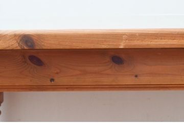 中古　パイン無垢材　木の質感や木目を生かしたデザインが魅力的なダイニングテーブル(作業台、食卓、2人掛け、4人掛け)(R-076640)