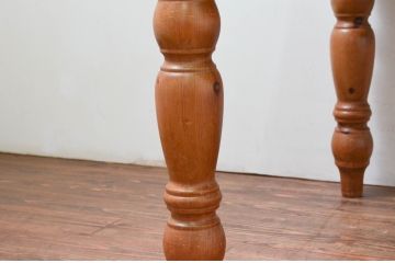 中古　パイン無垢材　木の質感や木目を生かしたデザインが魅力的なダイニングテーブル(作業台、食卓、2人掛け、4人掛け)(R-076640)