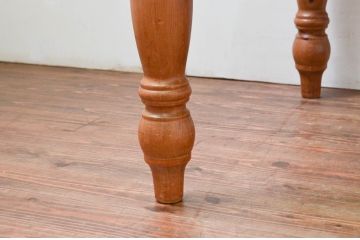 中古　パイン無垢材　木の質感や木目を生かしたデザインが魅力的なダイニングテーブル(作業台、食卓、2人掛け、4人掛け)(R-076640)