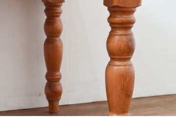 中古　パイン無垢材　木の質感や木目を生かしたデザインが魅力的なダイニングテーブル(作業台、食卓、2人掛け、4人掛け)(R-076640)