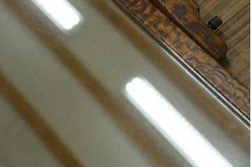 和製アンティーク　指物工芸家具　透かし彫り入り　タモ材の力強い杢目が目を惹く姿見　(R-076651)