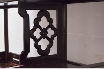 和製ビンテージ　未使用　展示品　シャム柿　艶のある深い木の色味が魅力的な飾り棚(違い棚、茶棚、戸棚、収納棚、ヴィンテージ)(R-076653)