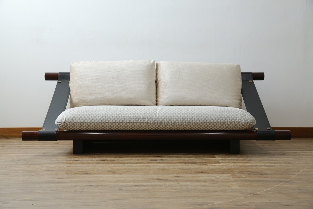 中古　大塚家具購入　モリシゲ(MORISHIGE/森繁)　ユニークなデザインが空間のアクセントになる2人掛けソファ　(R-076655)