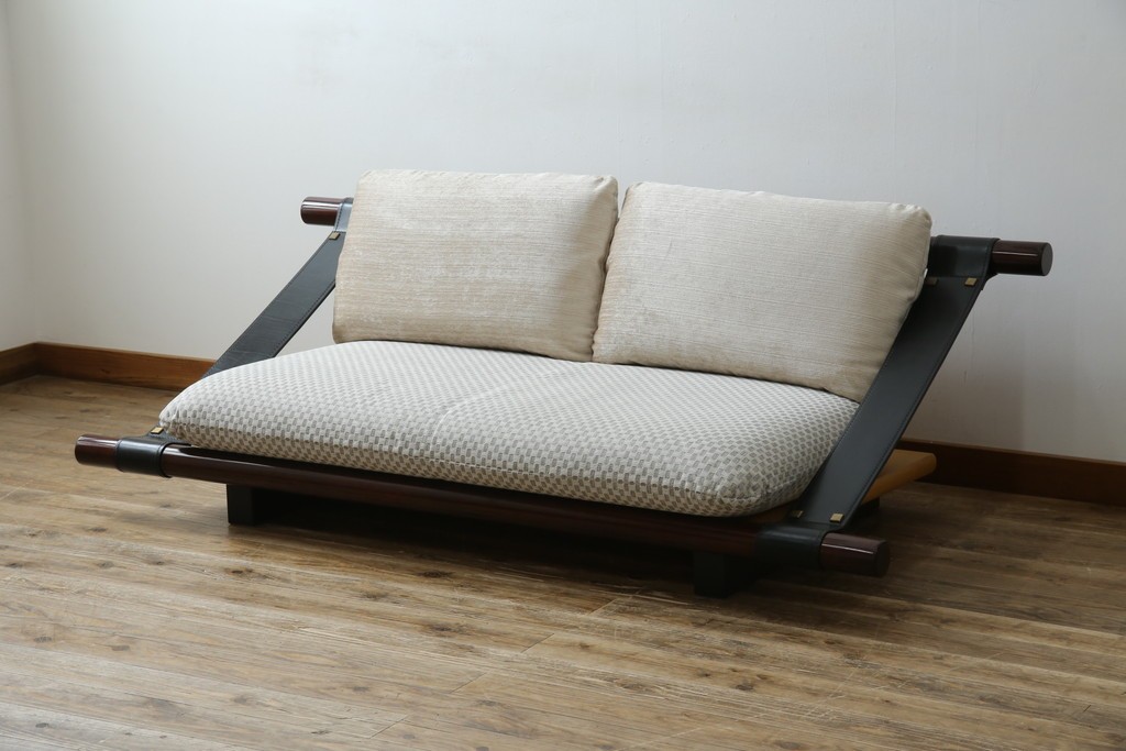 中古　大塚家具購入　モリシゲ(MORISHIGE/森繁)　ユニークなデザインが空間のアクセントになる2人掛けソファ　(R-076655)